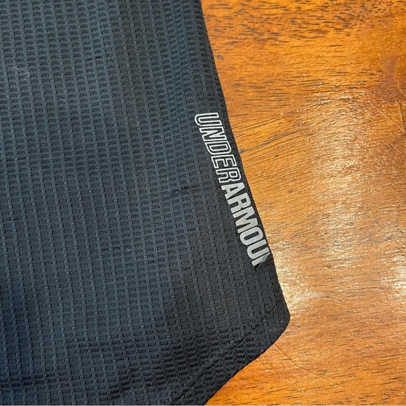 Under Armour Women’s tank top black athletic no size tag measures like medium - Picture 4 of 8